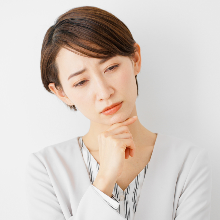 悩む女性