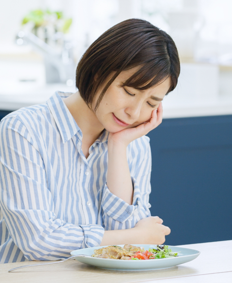 食事に悩む女性